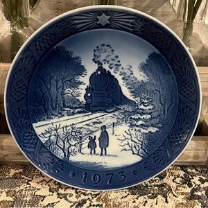 Royal Copenhagen Plate 1973 "Going Home for Christmas"